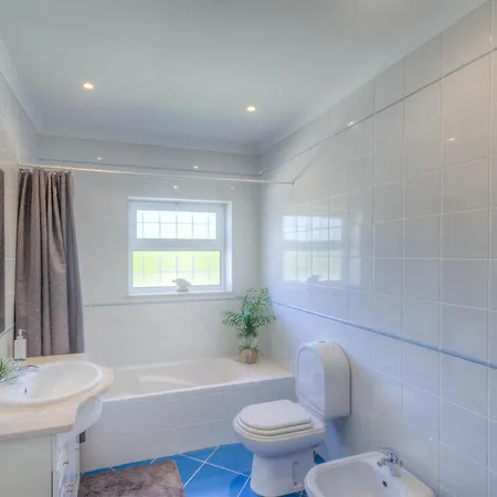 Montanha, Luxury Coastal Villa, With Swimming Pool, Loungers And Alfresco Dining, 10 Min Walk To The Beautiful Da Beach, Shops, Bars And Restaurants! Willa Praia Da Luz