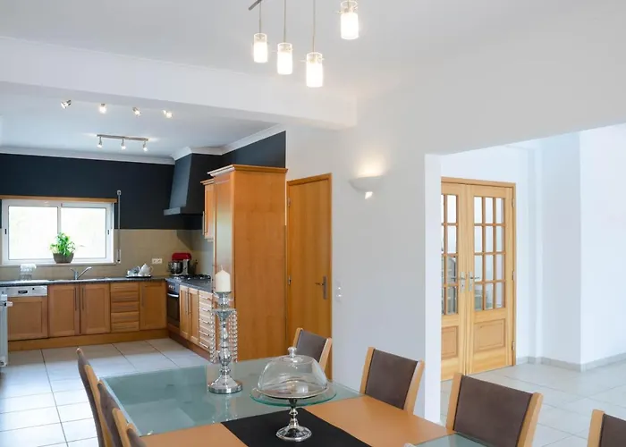 Montanha, 4 Bedroom Villa, With Swimming Pool, Loungers And Alfresco Dining, 10 Min Walk To The Beautiful Da Beach, Shops, Bars And Restaurants! * Luz