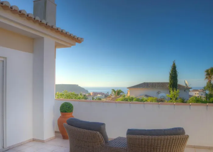 Vila Montanha, 4 Bedroom Villa, With Swimming Pool, Loungers And Alfresco Dining, 10 Min Walk To The Beautiful Da Beach, Shops, Bars And Restaurants! Luz