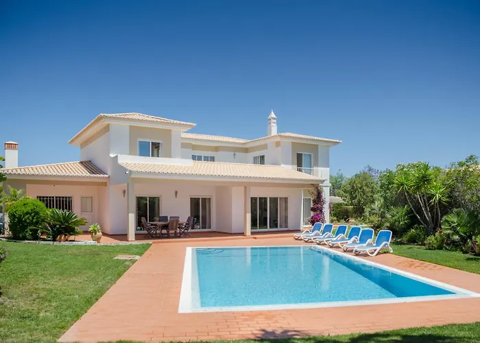 Montanha, 4 Bedroom Villa, With Swimming Pool, Loungers And Alfresco Dining, 10 Min Walk To The Beautiful Da Beach, Shops, Bars And Restaurants! *