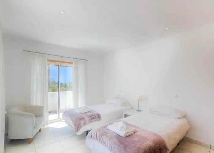 Montanha, 4 Bedroom Villa, With Swimming Pool, Loungers And Alfresco Dining, 10 Min Walk To The Beautiful Da Beach, Shops, Bars And Restaurants! Luz