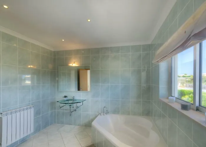 Montanha, 4 Bedroom Villa, With Swimming Pool, Loungers And Alfresco Dining, 10 Min Walk To The Beautiful Da Beach, Shops, Bars And Restaurants!