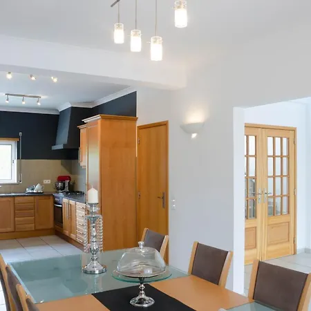 Montanha, 4 Bedroom Villa, With Swimming Pool, Loungers And Alfresco Dining, 10 Min Walk To The Beautiful Da Beach, Shops, Bars And Restaurants! * Luz