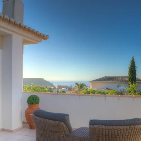 别墅 Montanha, 4 Bedroom Villa, With Swimming Pool, Loungers And Alfresco Dining, 10 Min Walk To The Beautiful Da Beach, Shops, Bars And Restaurants! Luz