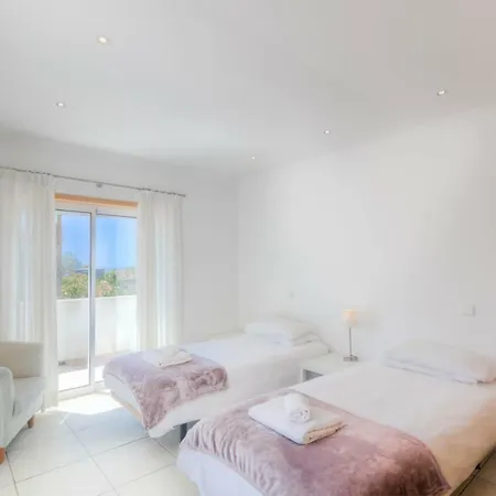 Montanha, 4 Bedroom Villa, With Swimming Pool, Loungers And Alfresco Dining, 10 Min Walk To The Beautiful Da Beach, Shops, Bars And Restaurants! Luz